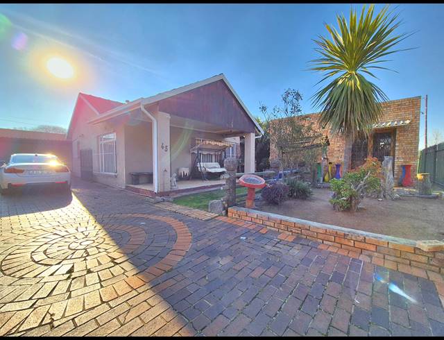 4 BEDROOM FREEHOLD FOR SALE IN VAN DYK PARK